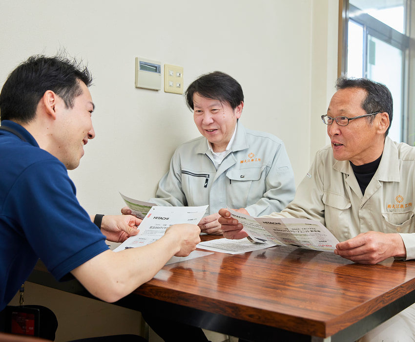 お客様の現場条件を確認しながら打ち合わせを行う大江鉄工所の担当者営業スタッフ