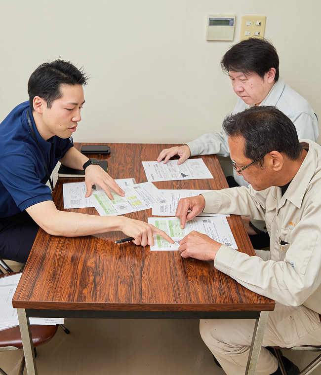 現地でヒアリングを行う大江鉄工所の営業スタッフ