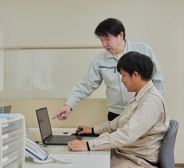 クレーン設置届を確認する大江鉄工所の機械設計スタッフ