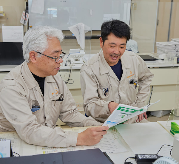 福岡・北九州市の大江鉄工所で各種クレーンの仕様打合せを行う営業スタッフ