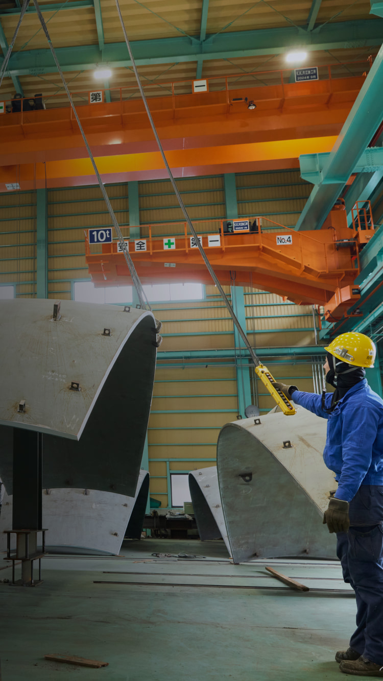 クレーン製造を行う製缶工スタッフの作業風景（福岡のクレーンメーカー・大江鉄工所）
